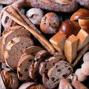 BAKERYで毎日焼き上げられる8～10種類のパンが食べ放題！