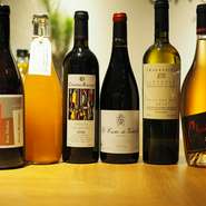 自然な食材にこだわり重要視するように、ワインもまた然り。世界各国のワイナリーが自然派ワインをつくり、そして素晴らしい一本が誕生します。こだわりの技法でつくられている、日本産のワインもラインナップ。
