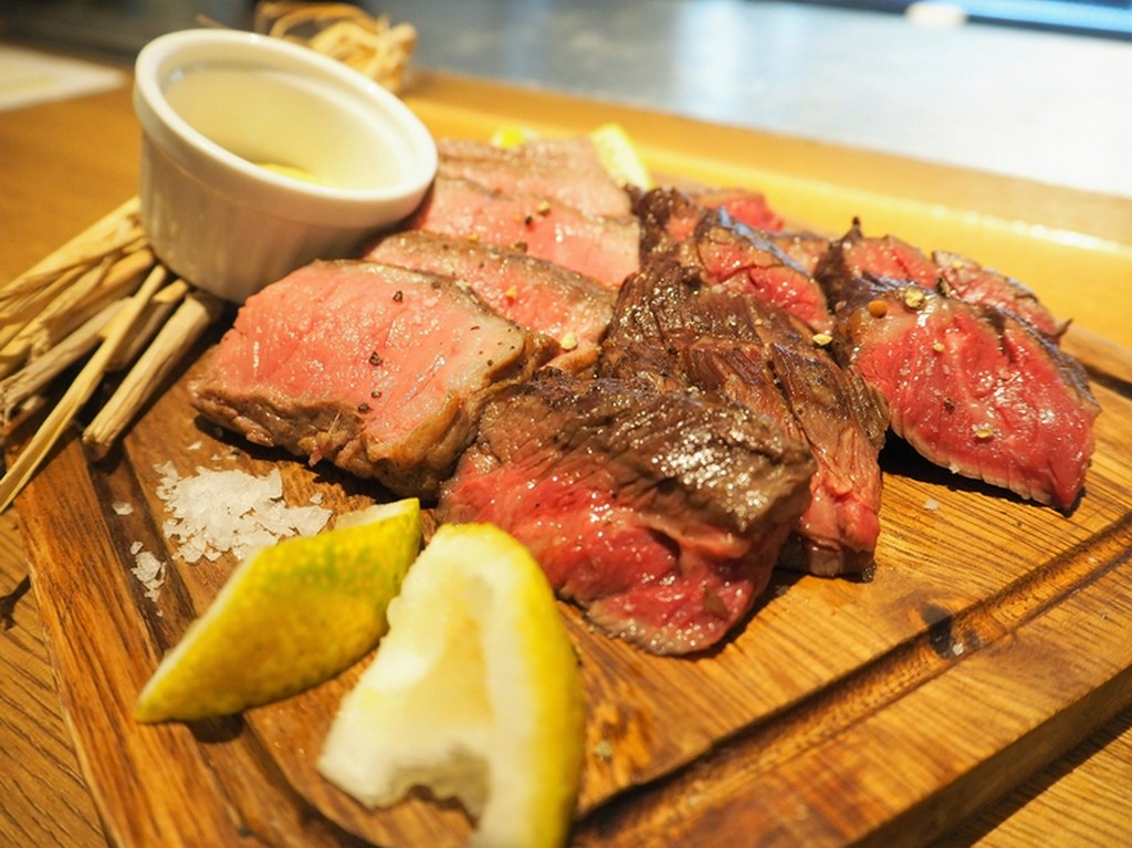 厳選された赤身肉をより一層美味しく、芸術品のような香りを堪能できる『藁焼き　アンガス牛』