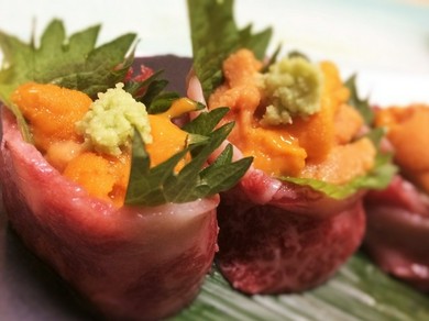 【贅沢の極み】肉寿司ウニのせ　３貫