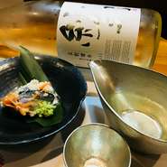 福井県の毛利酒造合資会社が山田錦を原料米として仕込んだ酒「紗利」。
酒名の「紗利」は、「スシ飯」を表わす「シャリ」の語源だという説からきていると言われています。
味わいは、独特の「旨味」「酸味」「キレ」があり、寿司や日本料理によく合います。
今回は、寒くなる冬の時期に登場する「ハタハタの飯寿司」に合わせました。
飯寿司の甘酸っぱい味にピッタリの「五割諸白」。
口の中で見事なハーモニーを醸し出します。