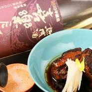 無類の日本酒好きの大将が、お客様の好みを伺いながら、料理と日本酒のペアリングを提案しています。酒と肴の相性の妙、初めて味わう銘柄との出会いなど、日本酒と料理が織りなす至福の味覚をお届けしています。