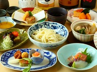 日本料理の技が随所に光る逸品は、思わず目を奪われる美麗なものばかり。四季折々の季節感があふれる料理に、感動を覚えること間違いありません。つるっと喉越しの良いうどんも入り、食べ応えも十分。