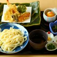 天ぷら、小鉢2種、うどん