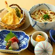 さっくりと揚がった天ぷらは、海老、魚、野菜が堪能できる充実した内容。旨みたっぷりのお刺身に小鉢2品、うどんも満喫できます。お昼の食事会などにふさわしい、華やかなプチ贅沢メニューです。