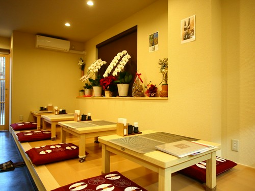 少人数から多人数まで利用できる小上がりの座敷席