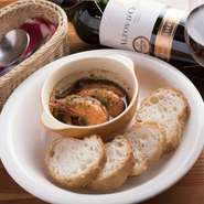 頭から殻ごと食べられるソフトシェルシュリンプを使用。ガーリックとアンチョビの香りが食欲をそそり、海老の頭からしみ出す出汁でオイルに旨味が増します。オイルにフランスパンを付ければ当然ワインがすすみます。