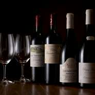 ワインは主にフランス産のものを、常時数十種類置いています。どれも料理を引き立てる、バランスのとれた味わいのものを料理人が厳選。お客さまの好みに合わせて選んでもらえます。