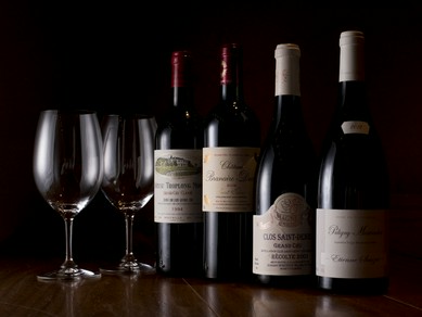 フランス産を中心に肉の味を引き立てる多様なワイン