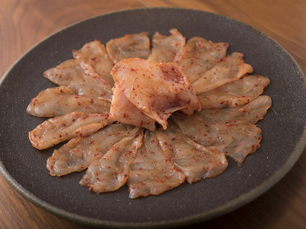 お好みで辛さを調整。お客さまの前で豪快に調理『ふぐの炙り焼』