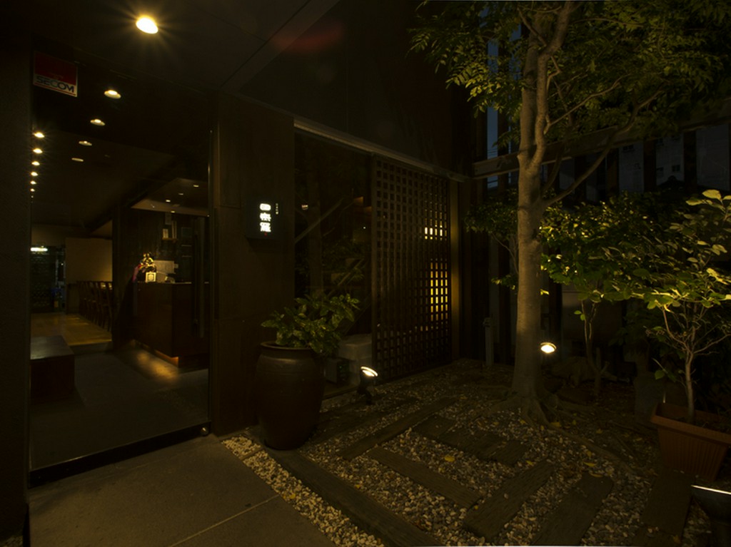 落ち着いた雰囲気が漂う店舗入り口