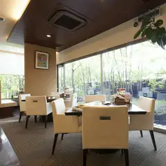 豊かな緑を望みながら、リラックスした時間を過ごせる焼肉店