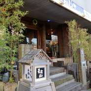 10月リニューアルオープンのデクのもち山。様々なシチュエーションで楽しめる店内。広々とした店内では、大人数でのお食事や、家族連れにピッタリ。お一人のお客様も是非カウンターにお座りください！