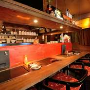 さまざまなシーンで利用できるのが魅力のお店です。ゆったりとしたカウンターは１人でもゆっくりと鉄板焼きが楽しめる特等席。デートで利用する人もいます。