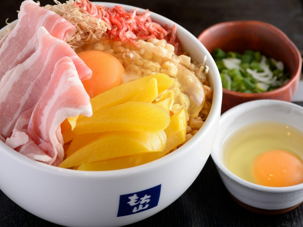 たくあんが味のアクセント！『特製もち山玉天』