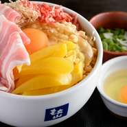 お店の看板メニュー。不動の一番人気のお好み焼きです。キャベツ、豚肉、切りイカ、桜エビ、揚げ玉、さらにたくあんが入っています。ヤマイモ入りの生地と卵でふんわりと焼き上がります。