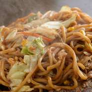 秘伝のソースをからめた焼きそばはお店の人気メニューです。もっちりとした食感を出すために超極太麺を使っています。まずは自分で食べて、おいしいと思えるものだけを提供しています。