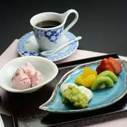 日替わりデザートとソフトドリンクのセットになります。
食事の後ゆっくりおしゃべりしたい女子会にはかかせません。