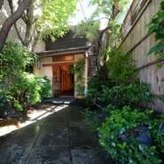 創業当初、華やかな花柳界だった界隈にある割烹料理店。蔵の街の豪商や旦那衆がにぎわう中、あらゆるリクエストに応えてきた、きめ細かなサービス精神が今でも受け継がれています。