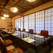 栃木市の中心街にほど近く、JR栃木駅や新栃木駅からのアクセスも便利でありながら、静かで落ち着いた全室個室は魅力的。慶事ごとや忌事など各地から集まる際にも利用しやすく人気です。