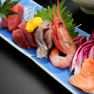 蟹の甘みと五色のあられで揚げた、外は歯ごたえ良く中は柔らかなずわいがにの五色揚げや近海で採られた新鮮な味わいのお造り等、旬の贅をこらした懐石コースです。（上記の御料理は季節によって変わります。）