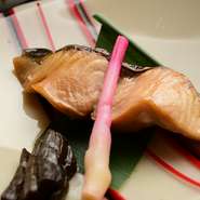 故人を偲んでいただくお食事になっております。
法事らしく華やかさを抑えた、しめやかで味わい深い御食事をご用意いたします。
（昼と夜で、多少御食事の値段と内容が前後いたします。）