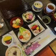 観光のお客様限定のお食事となっております。地元栃木の食材をふんだんに使い、栃木の特産品である干瓢や栃木産のニラを使ったお吸い物等、地元ならではの御食事が楽しめます。