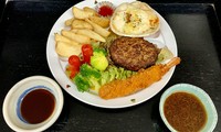 【メニュー】
ハンバーグ(小) エビフライ(1本) ウィンナー ポテト グラタン 御飯 デザート