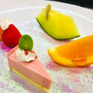 食後にコーヒーと共に美味しいデザートでゆったりとした時間をお寛ぎ下さいませ。