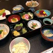 季節の食材を使ったお食事の他に食後はコーヒーも付きます。
※竹と松の２種類がございますが、松のみ御食事の内容が増え、食後にデザートが付きます。
※お値段は竹コースは2,970円、松コースは4,070円となります。