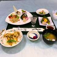 女性限定のメニューとなっております。
【メニュー　一例】
プレート料理　刺身(二種盛)　小鉢　茶椀蒸し ご飯　椀　香の物 デザート
（写真は一例です。）