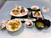 女性限定のメニューとなっております。
【メニュー 一例】
プレート料理 刺身(二種盛) 小鉢 茶椀蒸し ご飯 椀 香の物 デザート
(写真は一例です。)