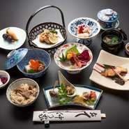 【メニュー例】前菜〈季節のお料理〉椀代〈茶碗蒸し〉お造り〈鮪 鯛 甘海老〉焼物〈鰆柚庵焼き〉煮物〈三元豚角煮〉揚物〈赤魚竜田揚げ〉酢物〈三種盛り〉食事〈炊込み御飯〉止椀〈お吸い物〉デザート〈メロン 苺〉
