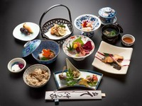 【メニュー例】前菜〈季節のお料理〉椀代〈茶碗蒸し〉お造り〈鮪 鯛 甘海老〉焼物〈鰆柚庵焼き〉煮物〈三元豚角煮〉揚物〈赤魚竜田揚げ〉酢物〈三種盛り〉食事〈炊込み御飯〉止椀〈お吸い物〉デザート〈メロン 苺〉