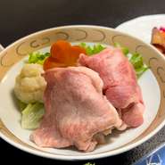 秘伝の味付けである和牛と温野菜のステーキソース添えやバターで焼いた香ばしくも柔らかな味付けであるサーモンバター焼き等、旬の贅をこらした懐石コースです。（上記の御料理は季節によって変わります。）