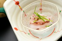 瑞々しい蛸と香の良い三つ葉を酒盗で和えた物や海老の皮から身の方まで海老の甘みと塩の絶妙な味わいが堪らない天使海老の揚物など、旬の贅をこらした懐石コースです。(上記の御料理は季節によって変わります。)