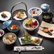 【メニュー例】前菜〈季節のお料理〉椀代〈茶碗蒸し〉お造り〈鮪 鯛 甘海老〉焼物〈鰆柚庵焼き〉煮物〈三元豚角煮〉揚物〈赤魚竜田揚げ〉酢物〈三種盛り〉食事〈炊込み御飯〉止椀〈お吸い物〉デザート〈メロン 苺〉