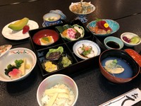 季節の食材を使ったお食事の他に食後はコーヒーも付きます。
※竹と松の2種類がございますが、松のみ御食事の内容が増え、食後にデザートが付きます。
※お値段は竹コースは2,970円、松コースは4,070円となります。