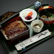 臭みの無い柔らかな鰻に板長こだわりのたれとふっくらとした白米が絶妙な、専門店にも負けない当店自慢の一品です。一度、ご賞味ください。
【メニュー　一例】
鰻重　肝吸い　酢の物　香物