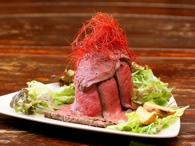 火山が大爆発!話題の『ローストビーフ丼レッドマウンテン』