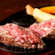 脂が多い常陸牛、ハンバーグによく合う栃木県や青森県などの厳選した国産牛など、毎朝、新鮮なお肉を仕入れます。だから、レアの真っ赤なお肉を提供できるんです。