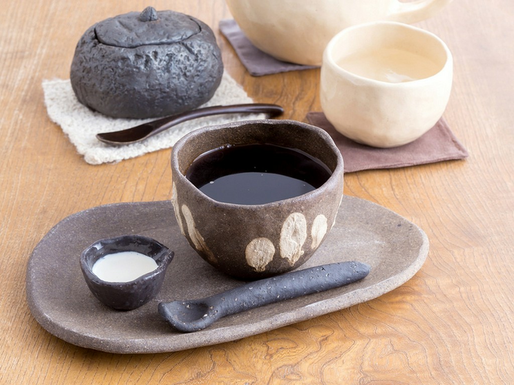 温かみのある手作りの食器で味わう、こだわりの料理