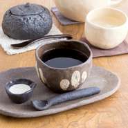 お店で使用している食器は、すべて料理人の奥様の手作り。やわらかな印象の食器は、素材の味を活かしシンプルな味付けの料理によく合います。ほっと出来るひと時を提供してくれます。