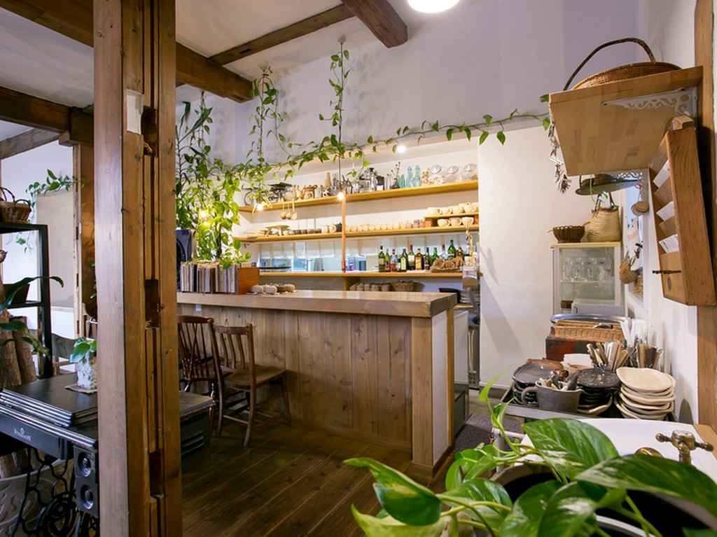 雑木林に囲まれたレストランで、2人の時間を楽しめる