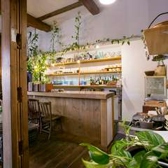 雑木林に囲まれたレストランで、2人の時間を楽しめる