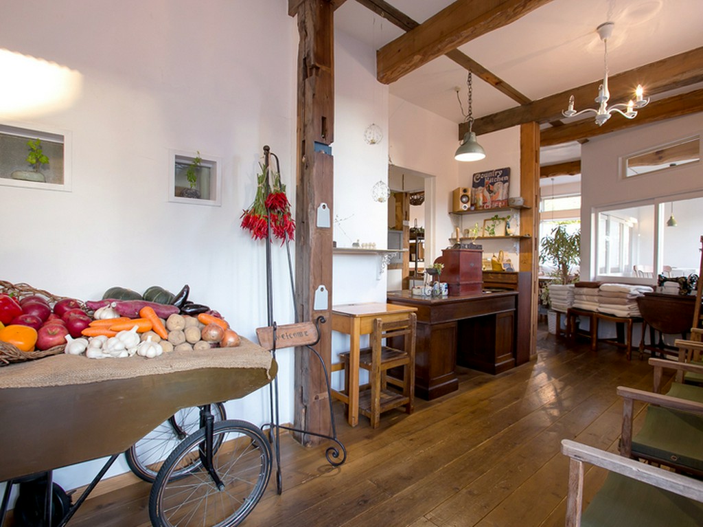 店内から窓の外に見える森まで、異国のような風景に包まれる