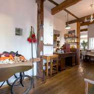 店内から窓の外に見える森まで、異国のような風景に包まれる