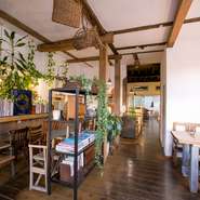 お店の外観も内装も、非日常が感じられ外国にいるかのよう。また、手作りの温かみのある器、そして素材にこだわったメニューの数々が、女性のお客様から好評いただいています。