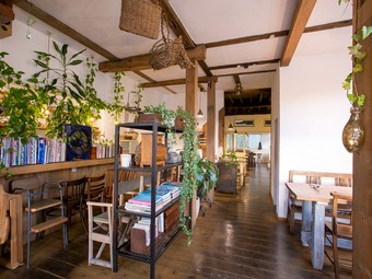 緑に囲まれたロケーションやナチュラルな雰囲気が女性に人気です