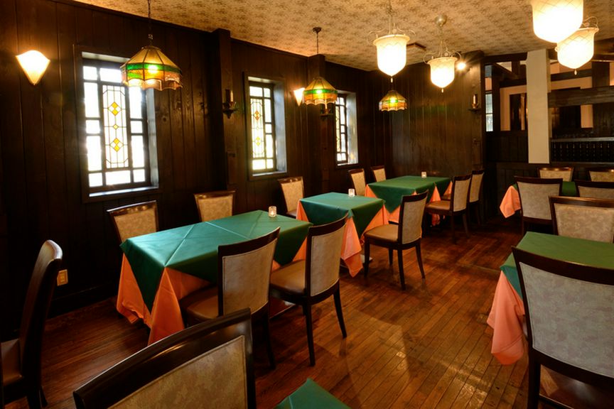 美しいステンドグラスに彩られ、美術館のような風格のある店内